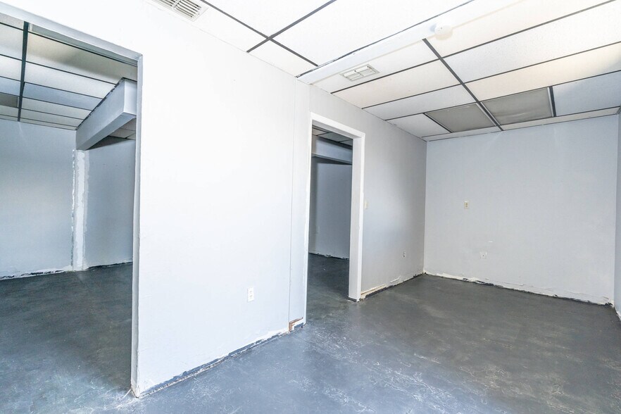 More Photos Of 2120 Collier Ave, Fort Myers Unknown For Lease
