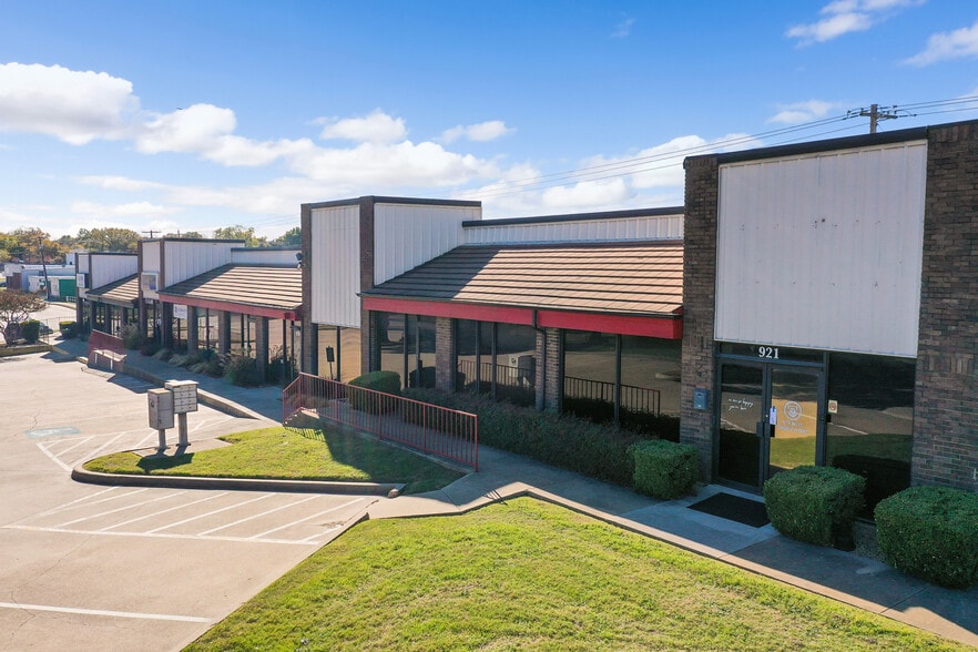 Primary Photo Of 915-921 N Mill St, Lewisville Office For Lease