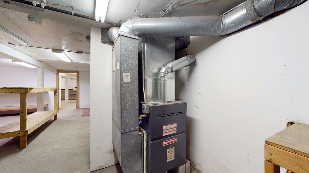 More Photos Of 2004 W Roscoe St, Chicago Apartments For Lease