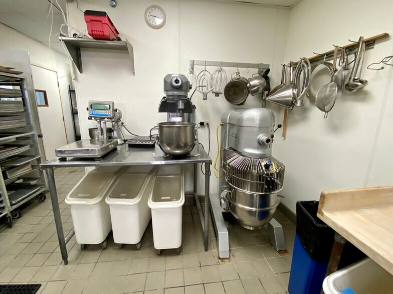 More Photos Of 826 Pico Blvd, Santa Monica Storefront For Sale