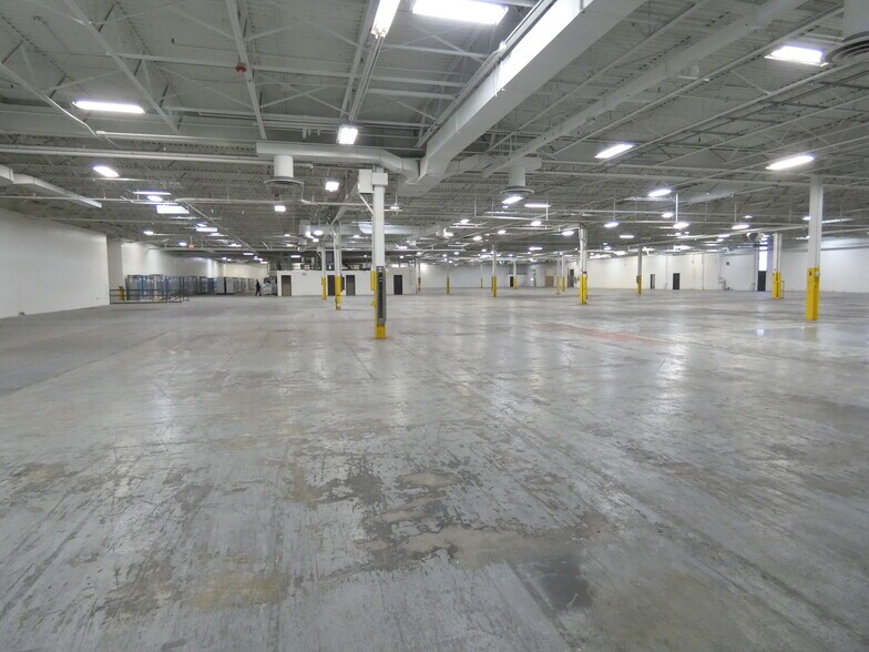 More Photos Of 400 Captain Neville Dr, Waterbury Warehouse For Lease