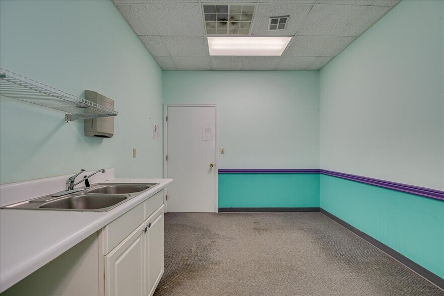 More Photos Of 1002 Commerce, Lincolnton Distribution For Sale