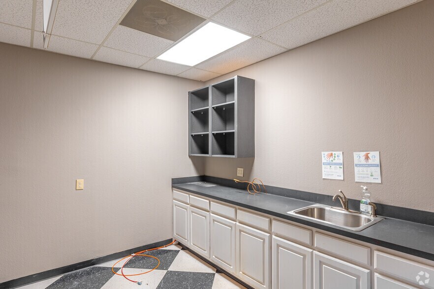 More Photos Of 12200 N Stemmons Fwy, Farmers Branch Unknown For Lease