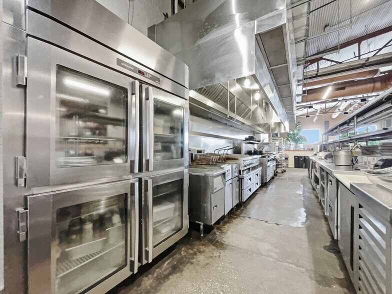 More Photos Of 1430 W Franklin St, Evansville General Retail For Sale