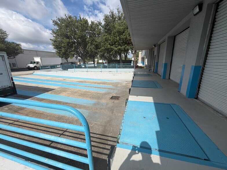 More Photos Of 12105 N 28th St, Saint Petersburg Warehouse For Lease