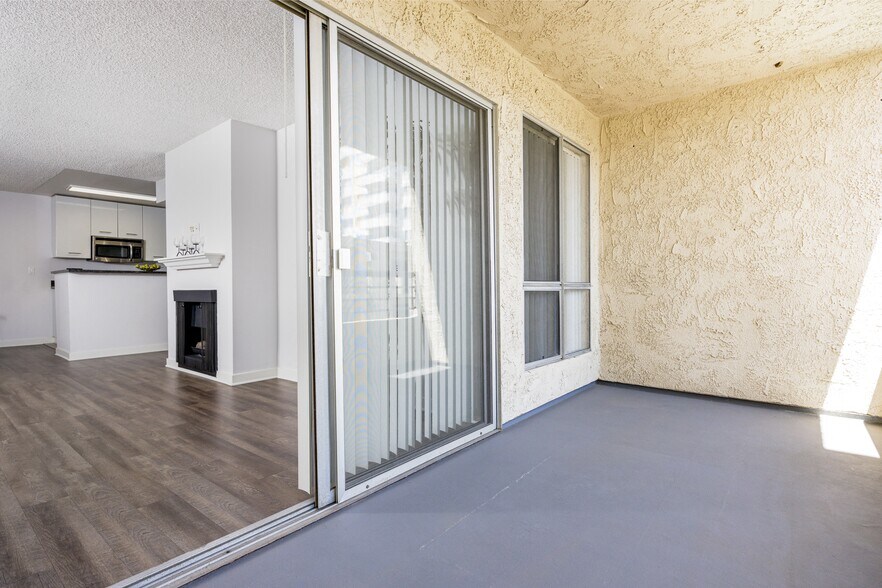 More Photos Of 7230 Franklin Ave, Los Angeles Apartments For Sale