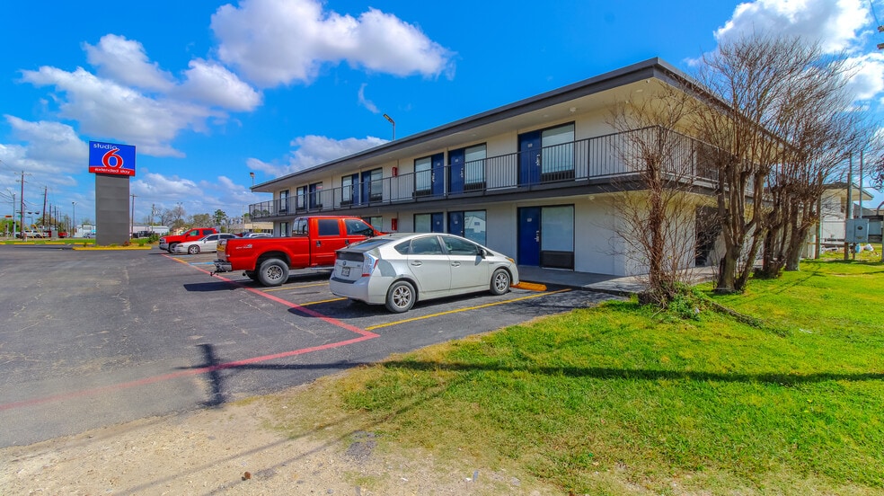 More Photos Of 110 E Highway 6, Alvin Hotel For Sale