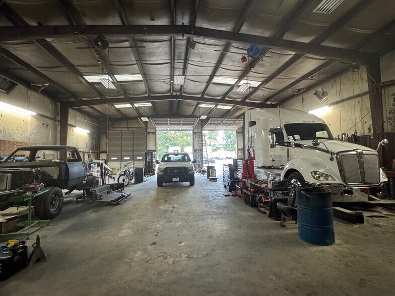 More Photos Of 434 Nesbit Rd, Nesbit Showroom For Sale