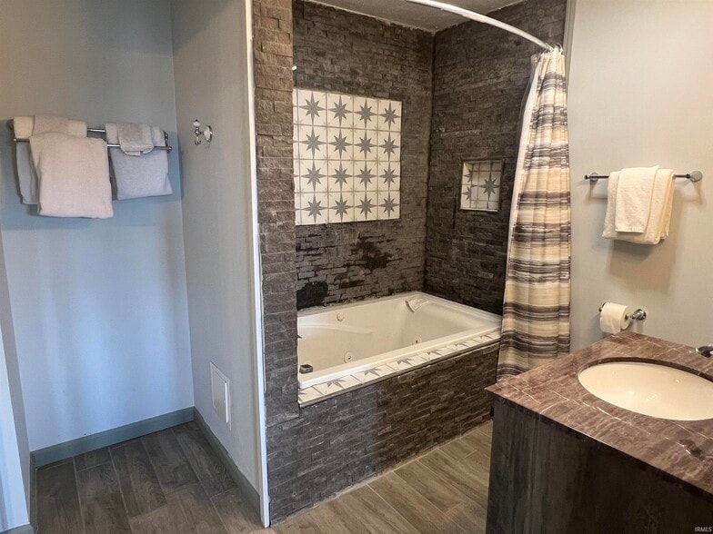 More Photos Of 128 W Walnut St, Kokomo Flex For Sale