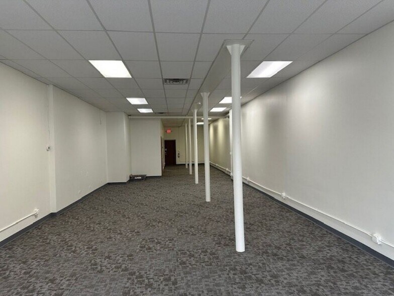 More Photos Of 117 N Main St, Crystal Lake General Retail For Sale