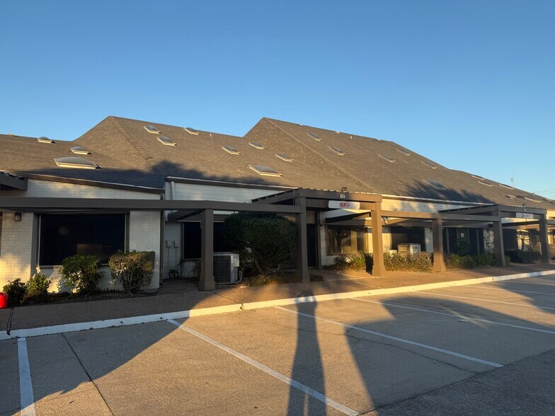 Primary Photo Of 17300 Saturn Ln, Houston Medical For Lease