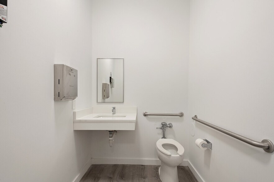 More Photos Of 6478 Putnam Ford Dr, Woodstock Office For Lease