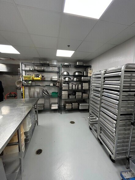 More Photos Of 3310 N Elston Ave, Chicago Manufacturing For Lease