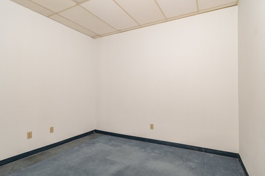 More Photos Of 3718 Old Battleground Rd, Greensboro Flex For Sale