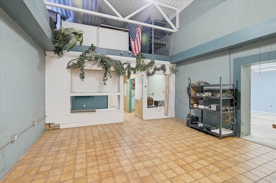 More Photos Of 2160 Gulf Gate Dr, Sarasota Storefront For Sale