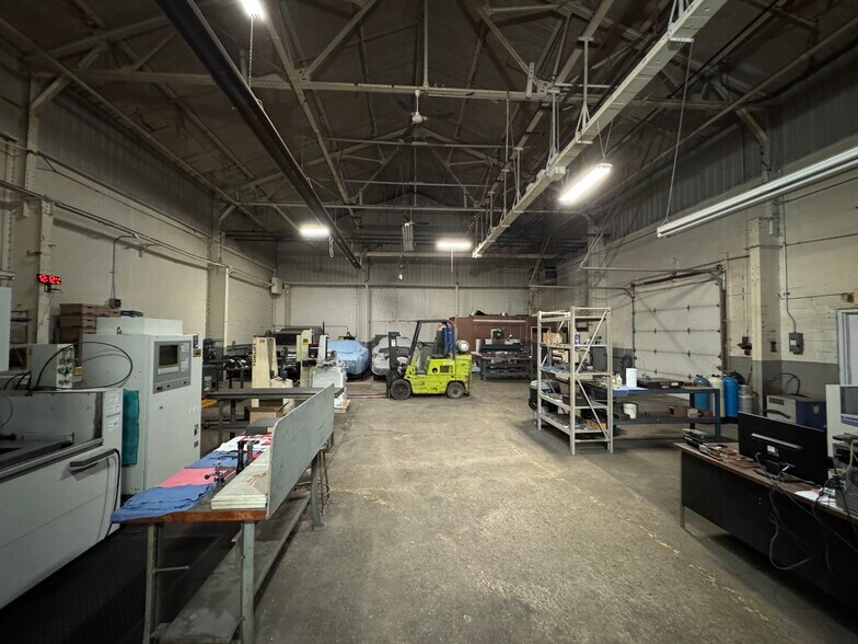 More Photos Of 810 Taylor St, Elyria Manufacturing For Lease