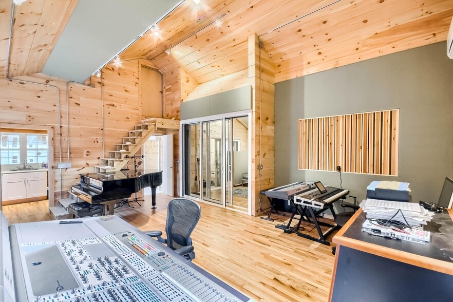 More Photos Of 1440 Woodmont Ln, Atlanta Loft Creative Space For Sale