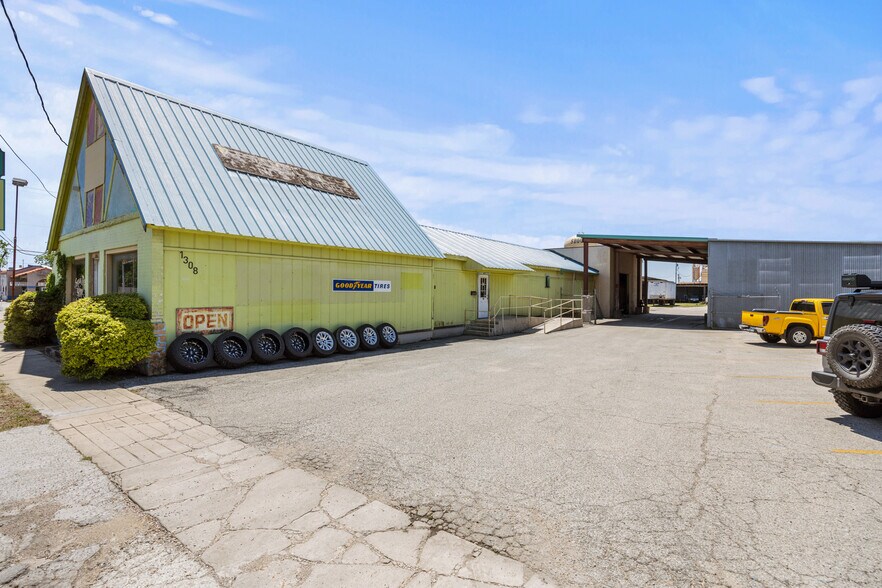 More Photos Of 1308 N Austin, Seguin Freestanding For Lease