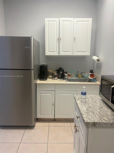 More Photos Of 828 Pembroke Rd, Hallandale Unknown For Lease