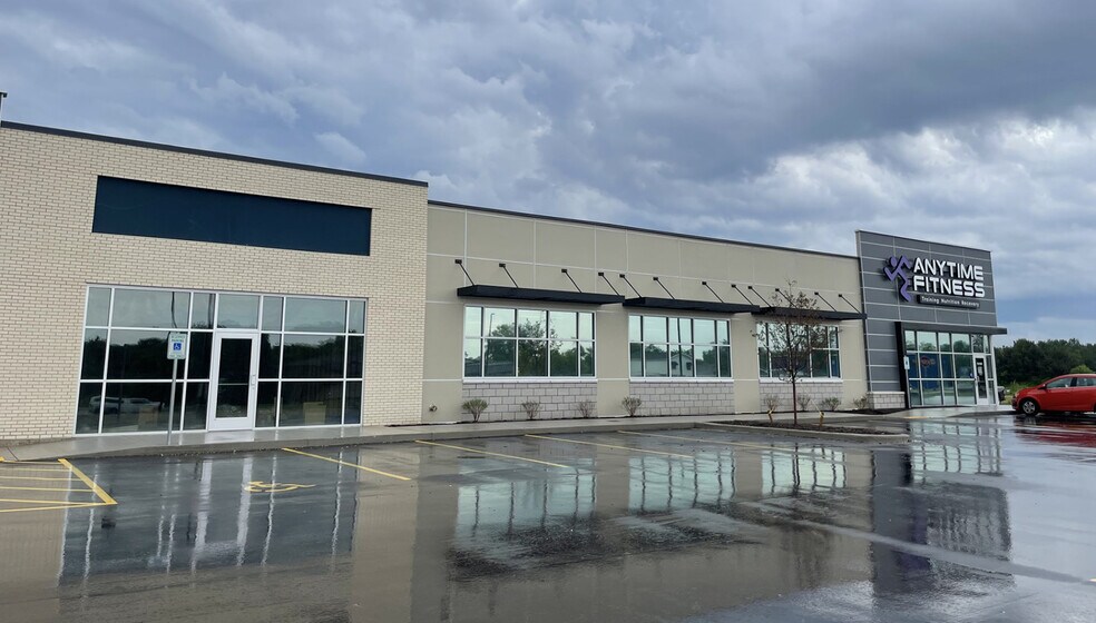 More Photos Of 825-833 N Wisconsin St, Elkhorn General Retail For Lease
