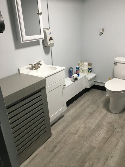 More Photos Of 927 Barlow Dr, Charleston Warehouse For Lease