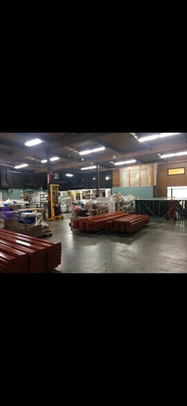 More Photos Of 4075 N Interstate Ave, Portland Showroom For Lease