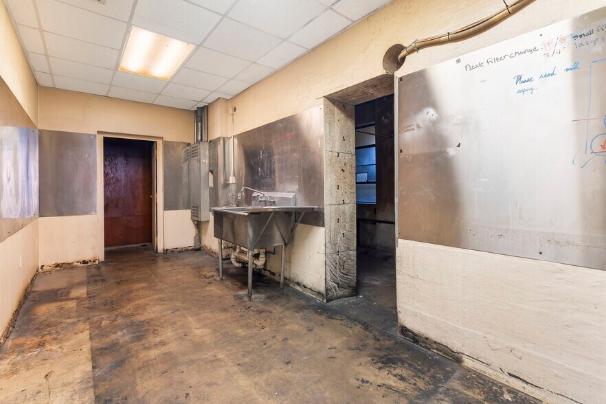 More Photos Of 408 W Walnut St, Springfield Storefront Retail Residential For Lease