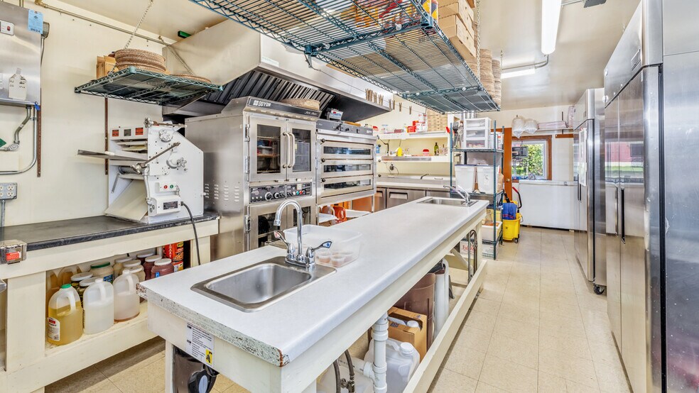 More Photos Of 1100 Vulcan St, Iron Mountain Warehouse For Sale