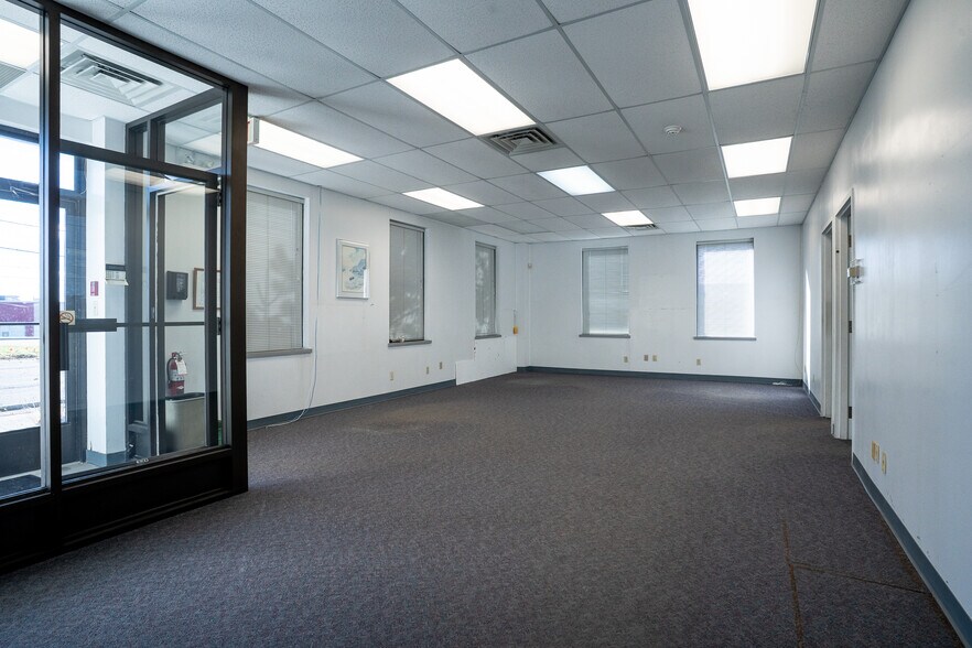 More Photos Of 59 Montclair Dr, Woodstock Warehouse For Sale