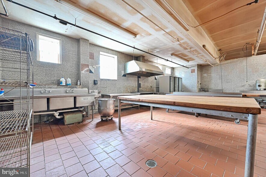 More Photos Of 13 N East Blvd, Vineland Flex For Sale