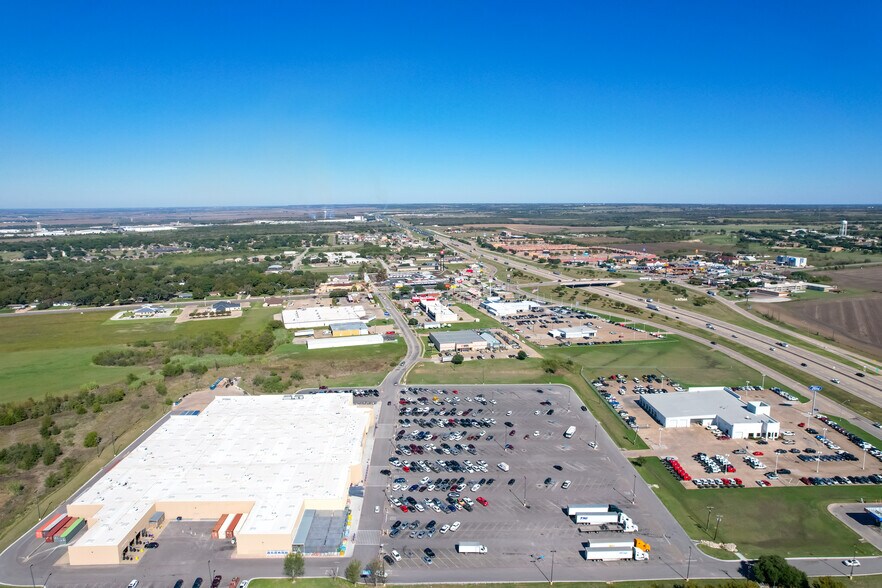 More Photos Of 1320 Corsicana Hwy, Hillsboro General Retail For Lease