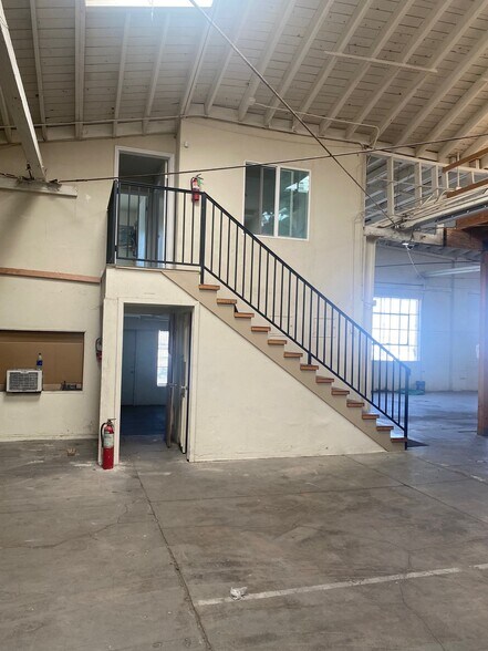 More Photos Of 10487 San Fernando Rd, Pacoima Warehouse For Lease