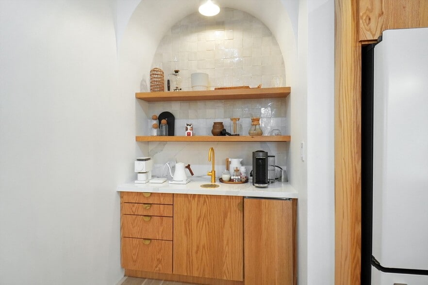 More Photos Of 409 N Oak St, Roanoke Storefront Retail Office For Lease