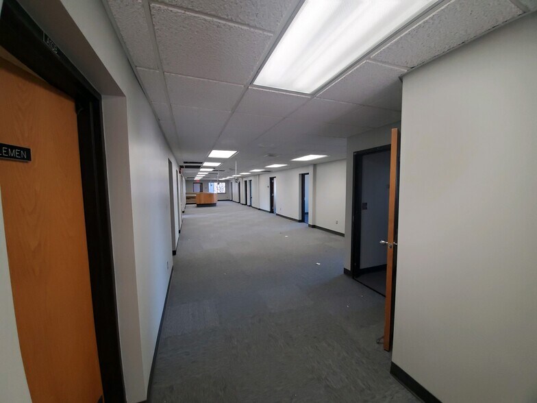 More Photos Of 2690 Fleur Dr, Des Moines Office For Lease