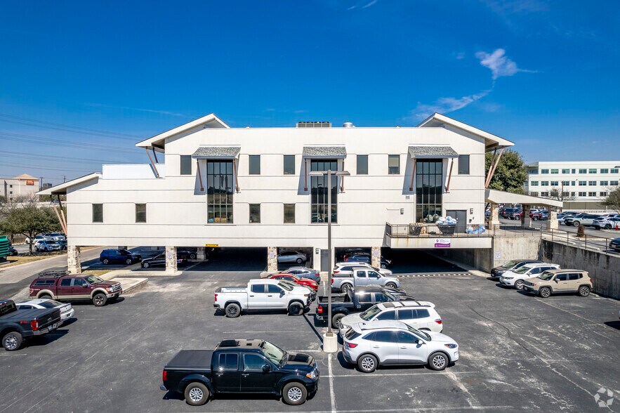 More Photos Of 423 Treeline Park, San Antonio Medical For Lease