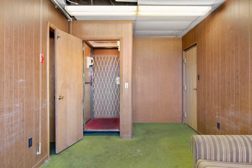 More Photos Of 30-32 N Russell Rd, Albany Office For Sale