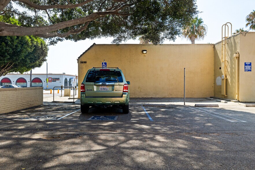 More Photos Of 2635 Wilshire Blvd, Santa Monica Bank For Lease