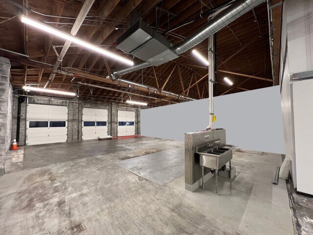 More Photos Of 100 NE Farragut St, Portland Light Manufacturing For Lease