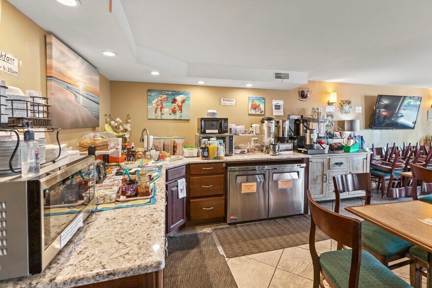 More Photos Of 30 Colonial Ave, Colonial Beach Hotel For Sale