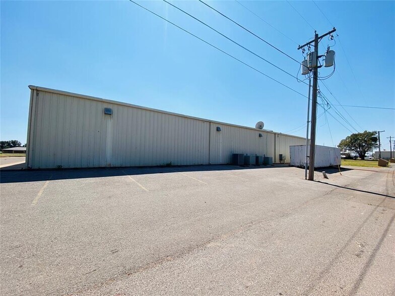 More Photos Of 2821 W 3rd St, Elk City Department Store For Sale