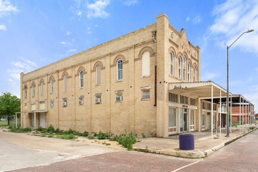 More Photos Of 112 W Davilla St, Granger General Retail For Sale