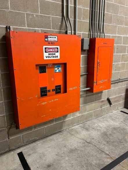 More Photos Of 740 Church Rd, Elgin Manufacturing For Sale