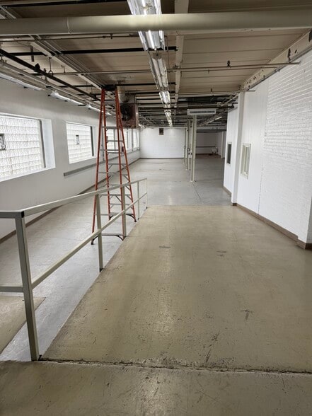More Photos Of 2600 Washington Blvd, Bellwood Warehouse For Lease