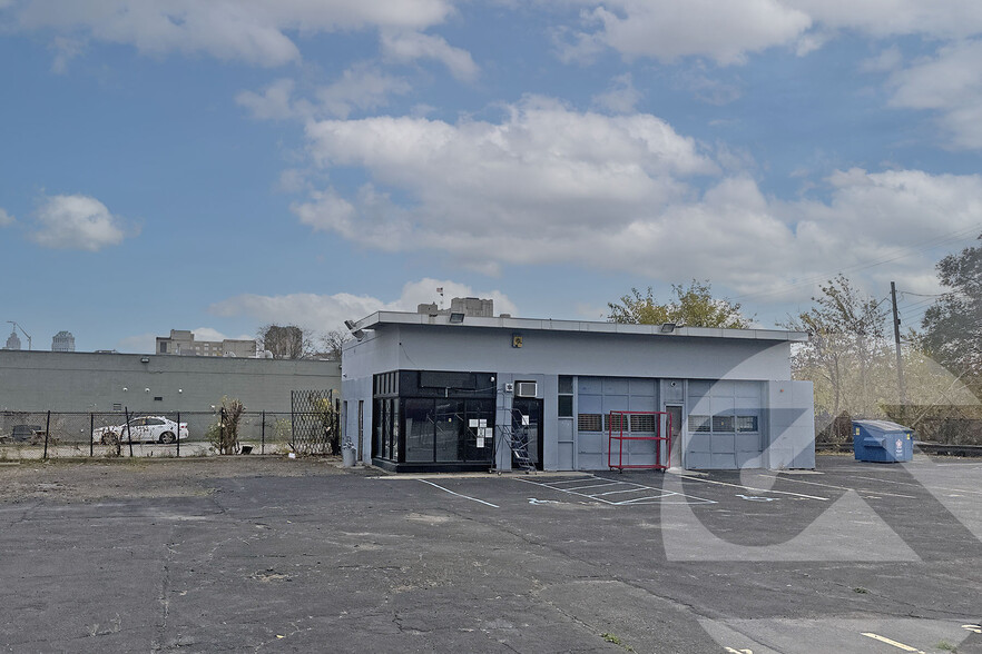 Primary Photo Of 3475 Cass Ave, Detroit Auto Repair For Sale