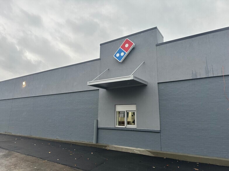 More Photos Of 300 W Main St, Lebanon Freestanding For Lease