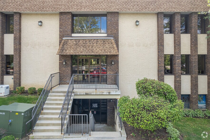 More Photos Of 261 E Lake St, Bloomingdale Office For Lease