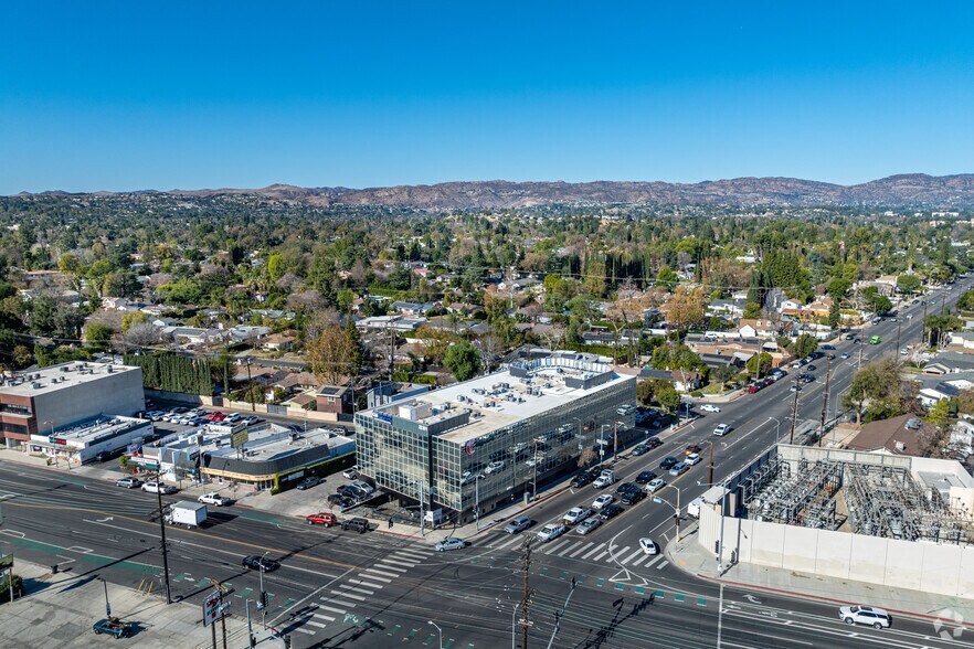 More Photos Of 22801 Ventura Blvd, Woodland Hills Office For Lease