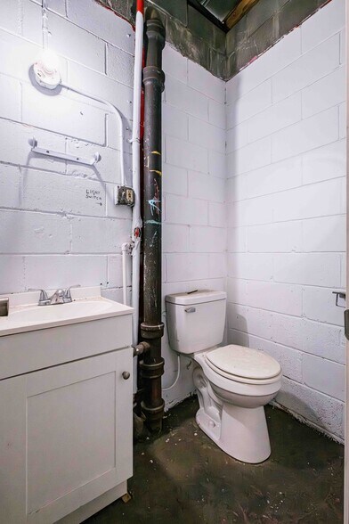 More Photos Of 711 Tattnall st, Savannah Light Distribution For Sale