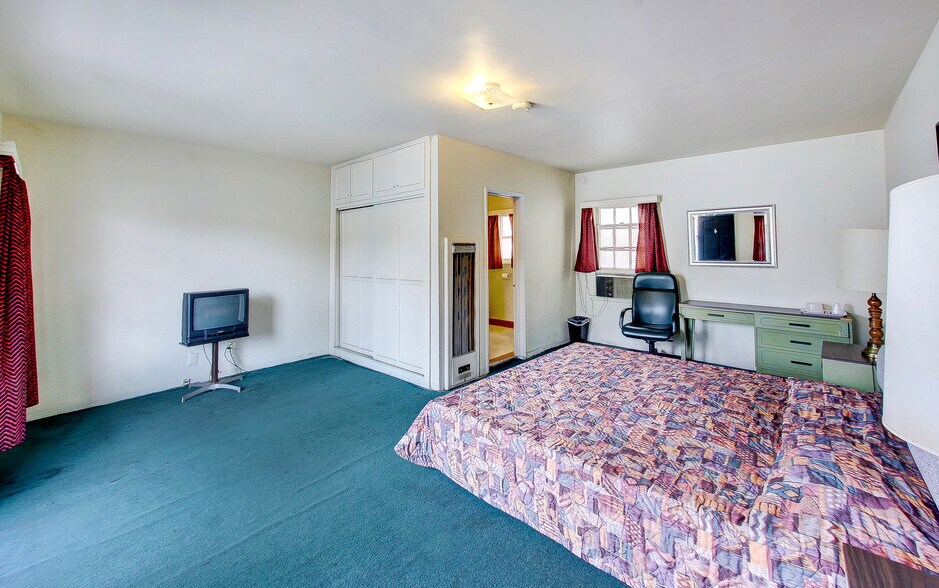 More Photos Of 5251 Hollywood Blvd, Los Angeles Hotel For Sale