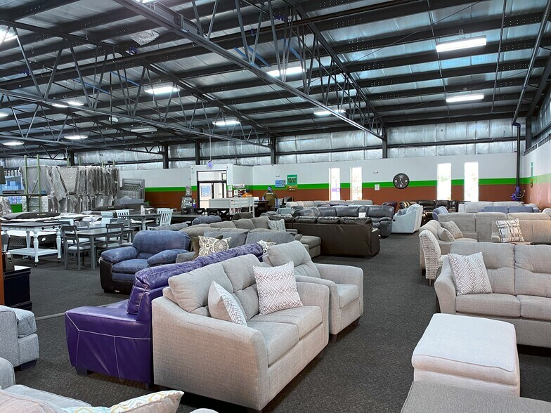 More Photos Of 450 S John Paul Rd, Milton Freestanding For Sale